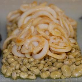Espaguetis de calamar con habitas tiernas